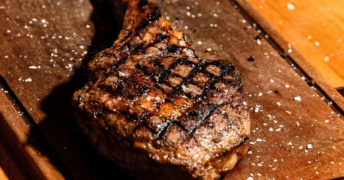 Tomahawk de buey al estilo reverse sear, hueso largo y carne caramelizada